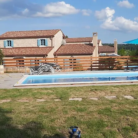 For 8 People, Pool + Sea View Vila *
